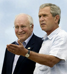 George W. Bush et Dick Cheney, son actuel vice-président, qui l’accompagne une nouvelle fois dans l’aventure électorale. 

		(Photo : AFP)