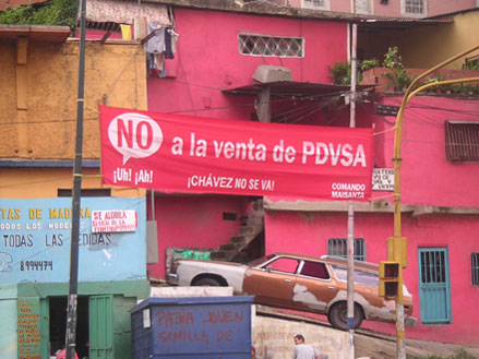 Partout dans la capitale les affiches en faveur du "non" à la révocation de Chavez sont omniprésentes. 

		Photo : Manu Pochez/RFI