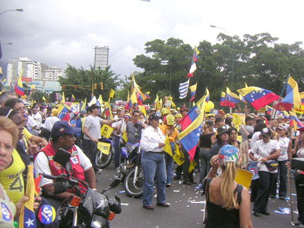 A quelques heures de la cloture de la campagne électorale, les anti-Chavez ont manifesté une dernière fois avant le référendum dans les rues de Caracas. 

		Photo : Manu Pochez/RFI