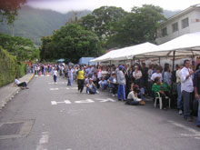 Des files d’attente parfois longues de plusieurs centaines de mètres se sont formées devant les bureaux de vote à Caracas. 

		(Photo : Manu Pochez/RFI)