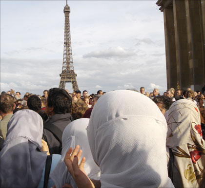 Trois mille personnes ont participé lundi 30 août à la manifestation pour la libération de Christian Chesnot et Georges Malbrunot sur la place du Trocadéro à Paris. 

		(Photo : Thomas Bourdeau/RFI)