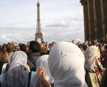 Devant le Trocadéro 

		(Photo : Thomas Bourdeau/RFI)