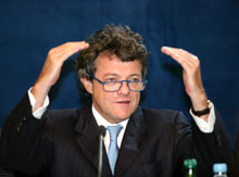 Jean-Louis Borloo présentait, le 15 septembre 2004, le projet de loi de programmation pour la cohésion sociale. 

		(Photo : AFP)