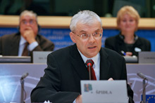 Vladimir Spidla (République Tchèque), commissaire désigné à l'emploi, aux affaires sociales et à l'égalité des chances, était lundi 27 septembnre 2004 le premier auditionné. 

		(Source : europarl.eu.int)