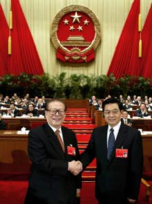 L'ancien président Jiang Zemin cède sa place à Hu Jintao à la tête de la commission militaire du parti communiste chinois. 

		(Photo : AFP)