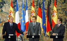 <P>Le président français Jacques Chirac (G) accompagné de ses homologues espagnol Rodriguez Zapatero (C) et allemand Gerhard Schröder (G) lors d'une conférence de presse à&nbsp;l’occasion du sommet tripartite à Madrid. Le président Chirac a affirmé qu’il veillerait , en France, au bon déroulement de la campagne référendaire sur la constitution européenne. </P> 

		(Photo : AFP)