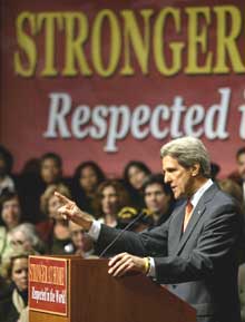 Le candidat démocrate à la présidentielle américaine John Kerry, durant un discours de politique internationale à l'université de New York, le 20 septembre 2004. 

		(Photo: AFP)