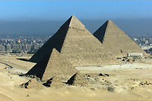 A Gizeh. Lancé par l'expédition française de Bonaparte sous les pyramides, l'engouement pour l'égyptologie ne se dément pas. 

		(Photo: AFP)
