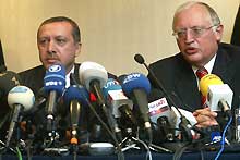 Recep Tayyip Erdogan (à g.) et Günter Verheugen, lors d'une conférence de presse à Bruxelles, le 23 septembre 2004. 

		(Photo: Commission européenne)