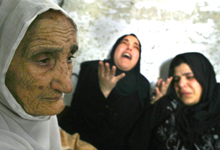 Plusieurs femmes palestiniennes pleurent la perte d'un proche, tué par l'armée israélienne. 

		(Photo: AFP)