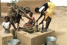 Femmes africaines au puits. 

		(Photo : AFP)