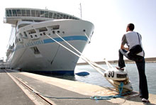 Le ferry <i>Daniele Casanova</i> de la SNCM, immobilisé dans le port de Marseille. Le trafic maritime vers la Corse a été bloqué deux semaines. 

		(Photo: AFP)