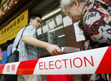 Une file d'attente devant un bureau de vote à Hong-Kong. 

		(Photo : AFP)