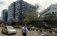 A Djakarta une bombe a explosé près de l'ambassade australienne (à droite) endommageant les immeubles mitoyens. 

		(Photo : AFP)