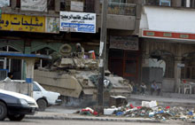 Les chars américains se sont positionnés à Sadr City où les récents combats ont fait une quarantaine de morts. 

		(Photo : AFP)