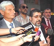 Bernard Kanovitch (à g.), responsable des relations avec l'islam au sein du Crif et Fouad Alaoui, secrétaire général de l'UOIF à l'issue de la première rencontre entre les deux institutions. 

		(Photo: AFP)