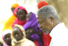 Kofi Annan, le secrétaire général des Nations unies dans le camp de réfugiés de Zam-Zam en juillet 2004. 

		(Photo: AFP)