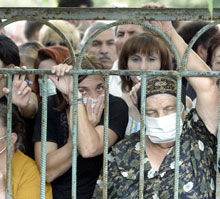 A la recherche de proches à la morgue de Vladikavkz, le samedi 4 septembre. 

		(Photo : AFP)