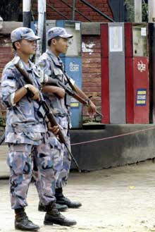 Des policiers surveillent une station service à Patan près de Katmandou. 

		(Photo : AFP)