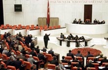 Les parlementaires turcs débattent d'une réforme du code pénal. Celle-ci ne comprendra finalement pas la disposition qui devait criminaliser l'adultère, suscitant les critiques de l'Union européenne et  des organisations féminines et de défense des des droits de l'Homme. 

		(Photo : AFP)