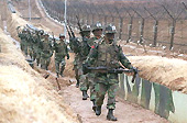 Patrouille sud-coréenne le long de la DMZ. 

		(Photo: AFP)