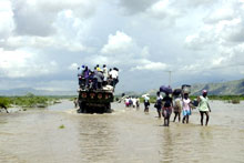 Autour de l'agglomération des Gonaïves, la plaine est complètement submergée par les flots. 

		(Photo: AFP)