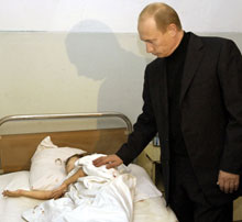 Vladimir Poutine, au chevet des blessés de la prise d'otages de Beslan. 

		(Photo : AFP)