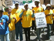 Manifestants du syndicat PSA dans les rues de Pretoria, lors de la manifestation du secteur du service public en Afrique du Sud. 

		(Photo : Stéphanie Savariaud / RFI)