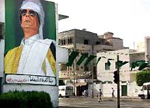Dans une rue de Tripoli. Jadis chef «d'Etat voyou», le colonel Kadhafi fait aujourd'hui figure d'exemple dans la guerre contre le terrorisme de George Bush. 

		(Photo: AFP)