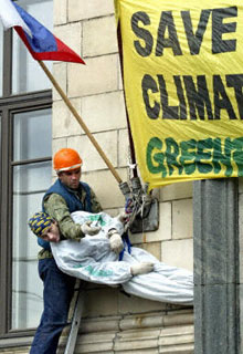 Un activiste de Greenpeace s'était enchainé, en juin dernier, au ministère du Développement économique à Moscou pour réclamer la ratification du Protocole de Kyoto. 

		(Photo : AFP)