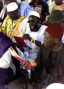 Dans tout le Sénégal de nombreuses cérémonies et prières rendent hommage aux victimes. 

		(Photo : AFP)