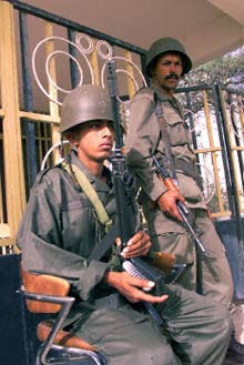 Après le coup d'Etat raté de juin 2003 des soldats loyalistes gardent la radio nationale à Nouakchott. 

		(Photo : AFP)