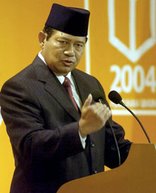 Susilo Bambang Yudhoyono a, pour l'instant, su maîtriser avec aisance l'outil audiovisuel, dans un pays où la télévision est le média le plus influent. 

		(Photo : AFP)