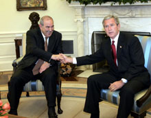 En visite aux États-Unis, le Premier ministre irakien Iyad Allaoui a apporté un précieux soutien à la politique menée en Irak par George W. Bush. 

		(Photo : AFP)