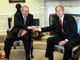En visite aux États-Unis, le Premier ministre irakien Iyad Allaoui a apporté un précieux soutien à la politique menée en Irak par George W. Bush.
 

		(Photo : AFP)
