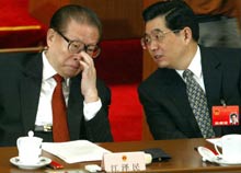 Le chef du parti communiste chinois Hu Jintao (D) et son prédecesseur Jiang Zemin (G). 

		(Photo : AFP)