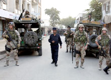 Des soldats de la Force internationale, sécurisent Chicken Street après l'attaque à la grenade. 

		(Photo : AFP)