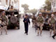 Des soldats de la Force internationale, sécurisent Chicken Street après l'attaque à la grenade. 

		(Photo : AFP)