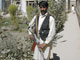 Un garde de la province du Logar surveille les bureaux d'Hamid Karzai. 

		(Photo : Tony Cross)