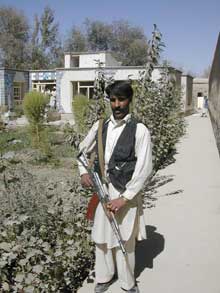 Un garde de la province du Logar surveille les bureaux d'Hamid Karzai. 

		(Photo : Tony Cross)