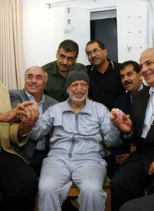 Yasser Arafat, entouré de ses médecins égyptiens et tunisiens, à Ramallah le 28 octobre 2004 dans la matinée. 

		(Photo : AFP)