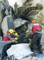 Sauveteurs dans les décombres de l'hôtel Hilton. 

		(Photo: AFP)