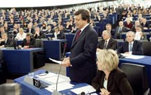 Devant le Parlement européen, le président de la future Commision européenne, José Manuel Durao Barroso a annoncé&nbsp;le retrait de son équipe pour éviter un rejet par les eurodéputés. 

		(Photo : AFP)