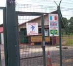 Un centre de rétention en Guyane.   Avec la directive, la durée de la rétention sera de six mois maximum mais  peut être prolongée de douze mois si le retour est compliqué par un manque de coopération de l'intéressé ou de son pays d'origine.
 

		(Photo: Frédéric Farine/RFI)