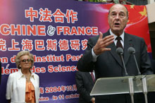 Jacques Chirac ramène 4 milliards d'euros de contrats de sa visite en Chine. 

		(Photo : AFP)
