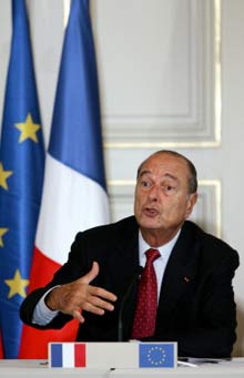 Le président français Jacques Chirac propose une révision constitutionnelle pour que les Français puissent se prononcer sur l'entrée de la Turquie au sein de l'Union européenne. 

		(Photo : AFP)