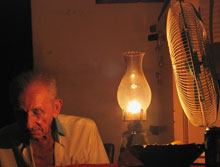 Ces derniers mois, les Cubains ont ressorti vieilles lampes à pétrole et bougies, pour s’éclairer quand la lumière s’en va. 

		(Photo : Tony Giron)