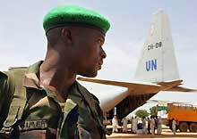 Un des 7&nbsp;000 soldats envoyés par l'Union africaine au Darfour. L'UA a proposé un plan de paix. Reste aux parties en conflit à l'accepter.(Photo: AFP)