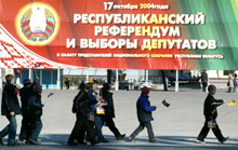 Un groupe d'enfants marche à côté d'une affiche géante annonçant &nbsp;les prochaines élections et le référendum à Minsk. 

		(Photo : AFP)
