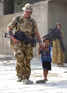 Stationnés jusqu'à présent dans une zone relativement calme, quelque 850 soldats britanniques vont se déployer dans la région de Bagdad plus dangereuse. 

		(Photo : AFP)